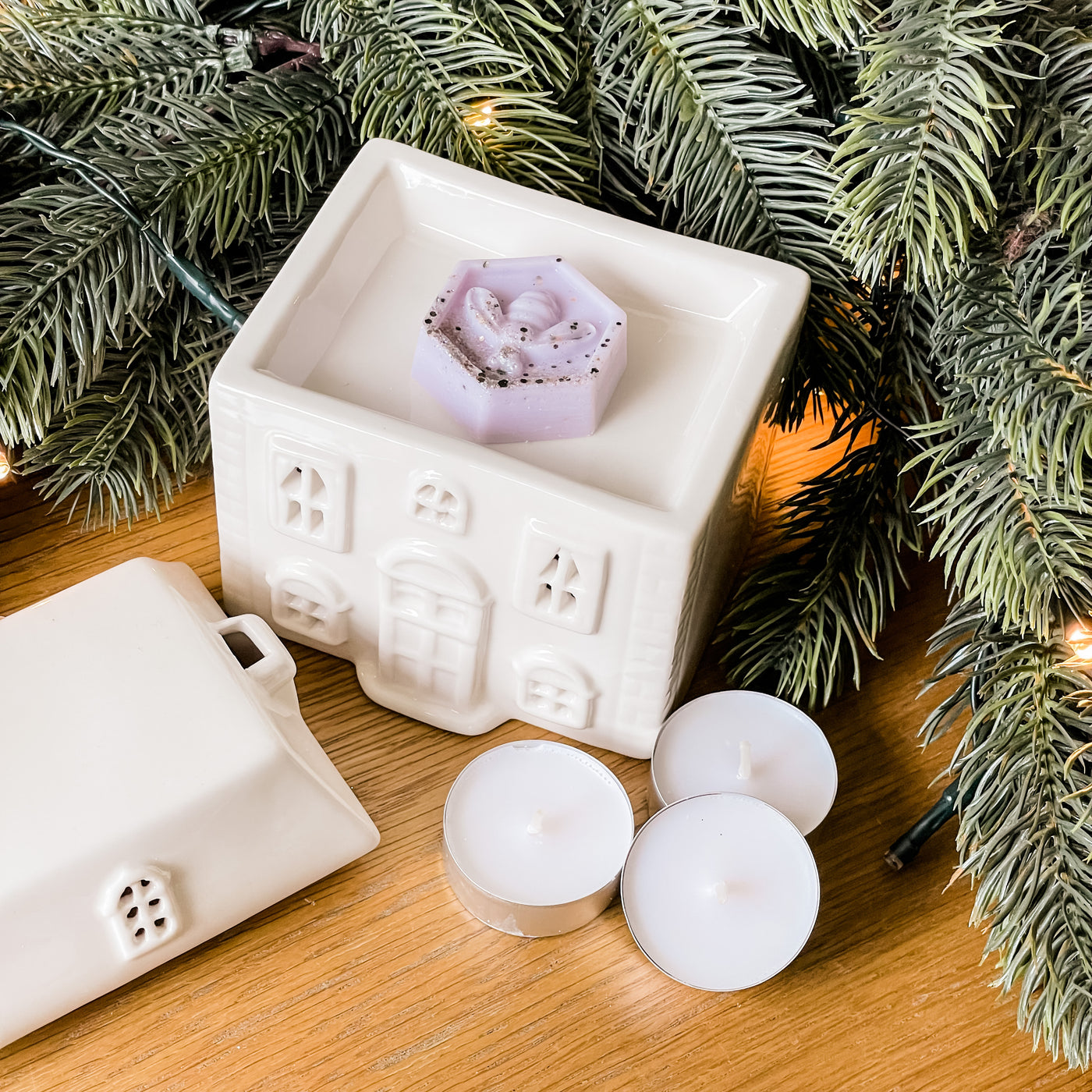 Cosy Cottage Ceramic TEALIGHT Wax Melt Burner & 1 free wax melt bar