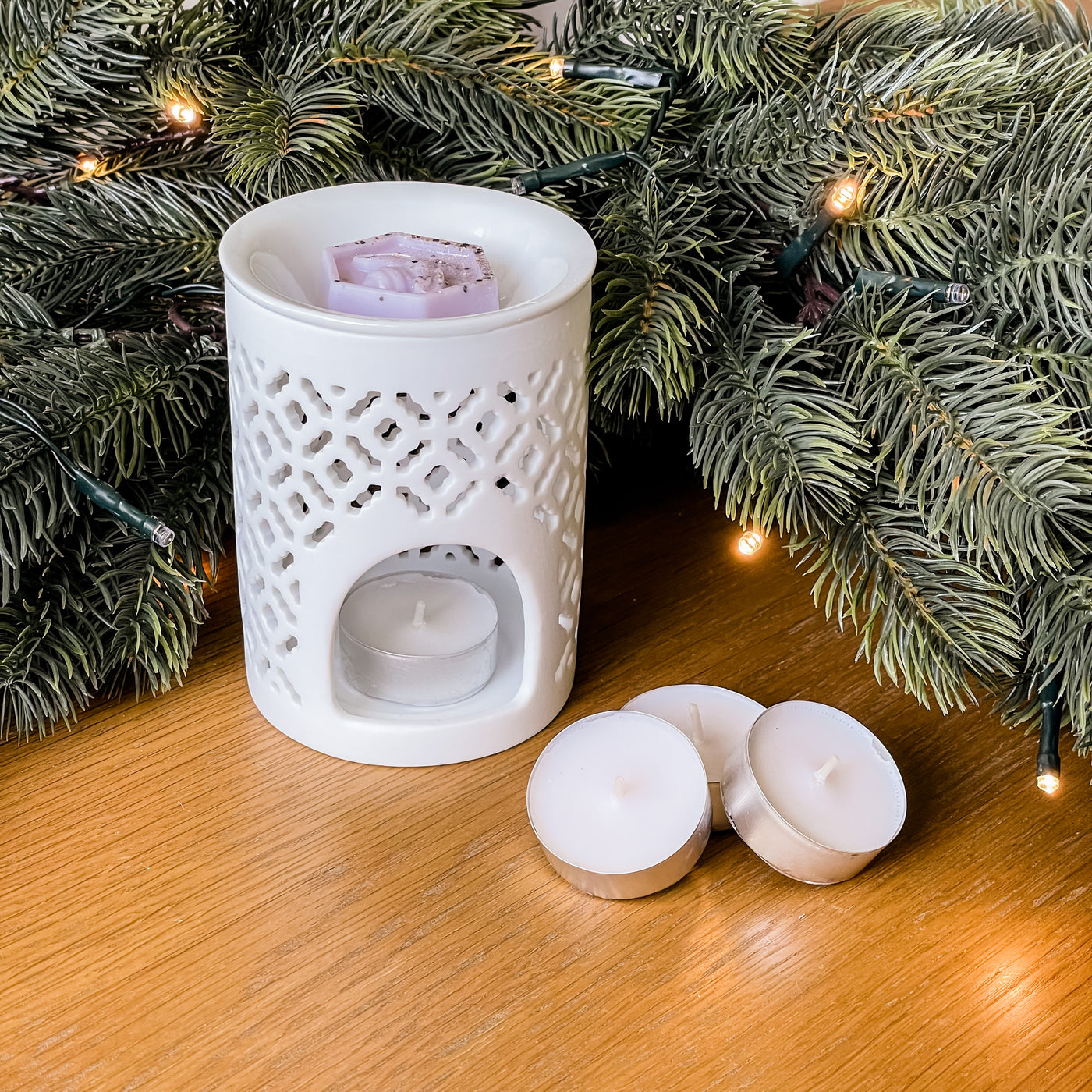 Lattice White Cutout Detail TEALIGHT Wax Melt Burner & 1 free wax melt bar